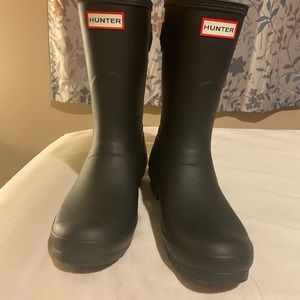 Women’s short adjustable back  rain winter  boots .